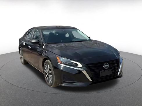Used 2025 Nissan Altima 2.5 SV image 3