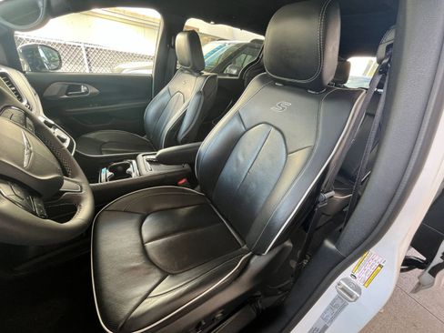 Used 2025 Chrysler Pacifica Limited image 42