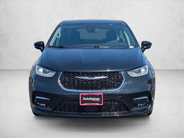 Used 2024 Chrysler Pacifica Touring-L FWD image 2