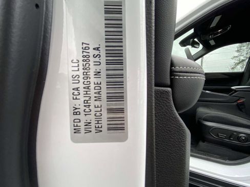 Certified 2024 Jeep Grand Cherokee Laredo image 12