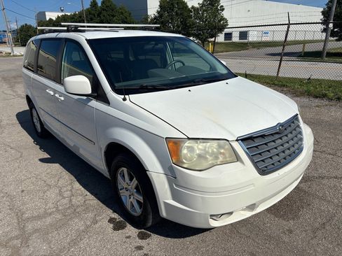 Used 2009 Chrysler Town & Country Touring FWD image 1