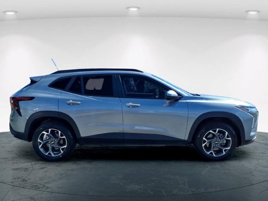 Used 2024 Chevrolet Trax LT w/ Driver Confidence Package FWD image 4