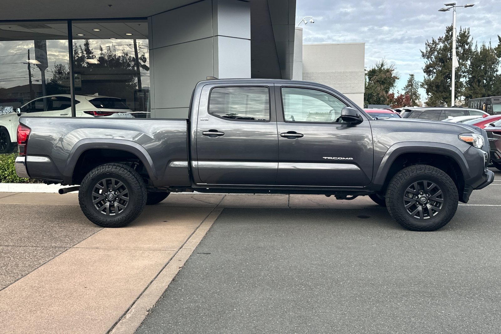 Used 2021 Toyota Tacoma SR5 AWD/4WD image 3