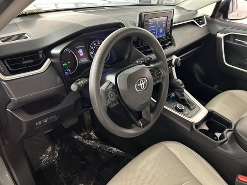 Used 2020 Toyota RAV4 XLE w/ Carpet Mat Package AWD/4WD image 12