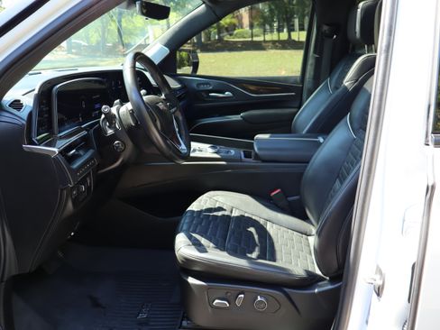 Used 2024 Cadillac Escalade ESV Premium Luxury Platinum w/ Heavy-Duty Trailer Package AWD/4WD image 17