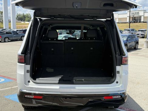 Used 2024 Jeep Wagoneer L Series II RWD image 7