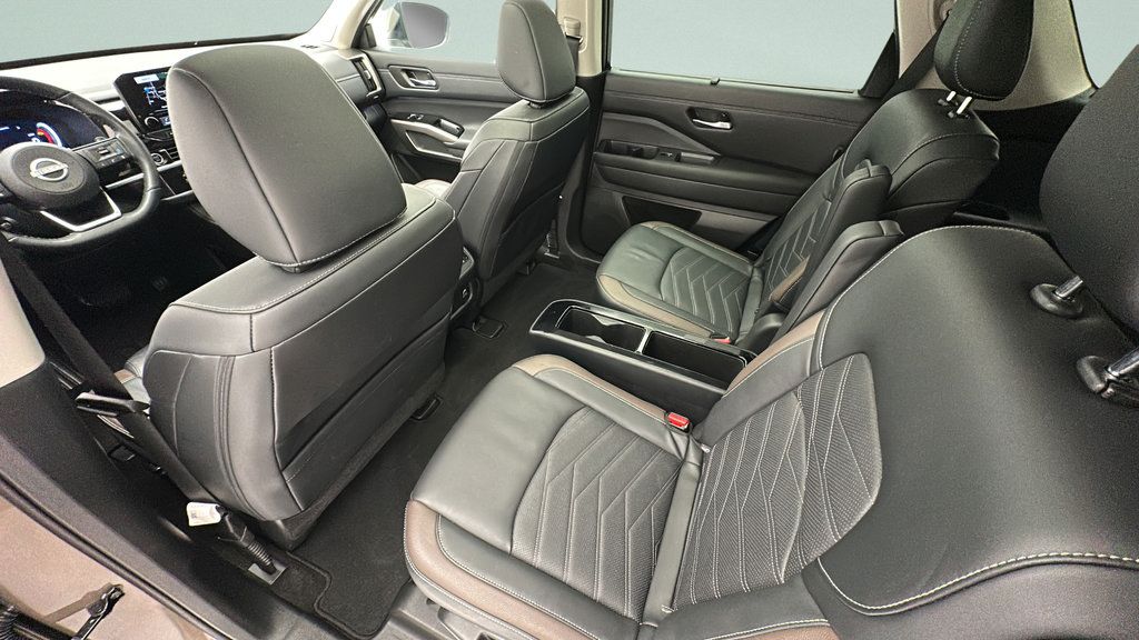 Used 2024 Nissan Pathfinder Platinum AWD/4WD image 10