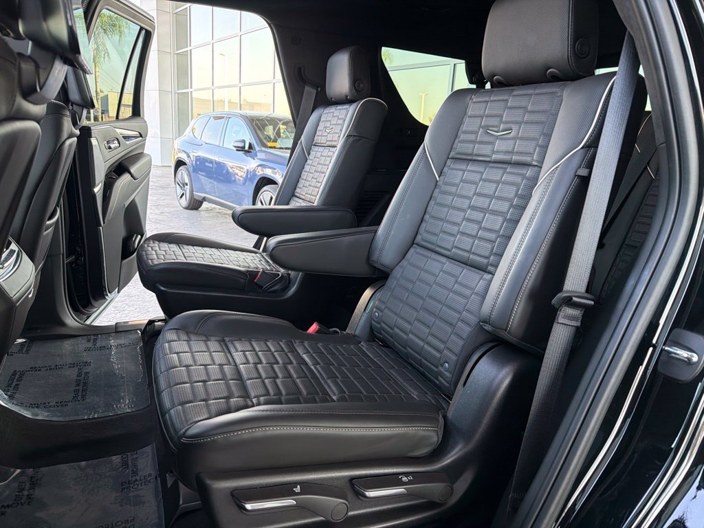 Used 2024 Cadillac Escalade Premium Luxury Platinum AWD/4WD image 15