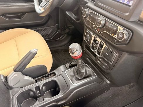 Used 2018 Jeep Wrangler Unlimited Sahara AWD/4WD image 17