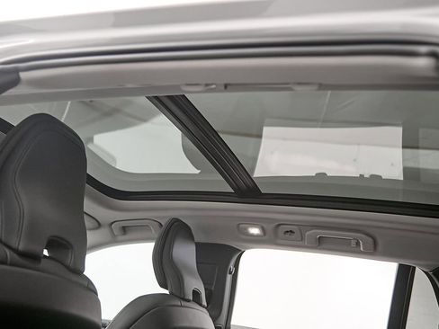 Certified 2025 Volvo V60 B5 Cross Country Plus AWD/4WD image 21