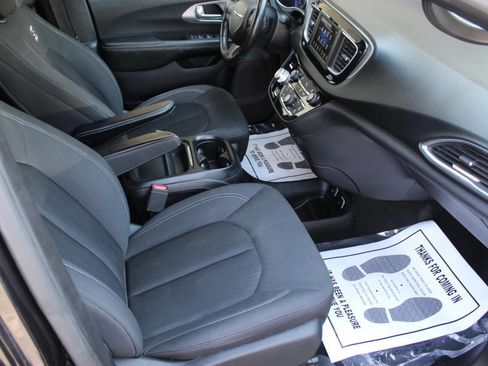 Used 2019 Chrysler Pacifica Touring Plus w/ S Appearance Package image 9