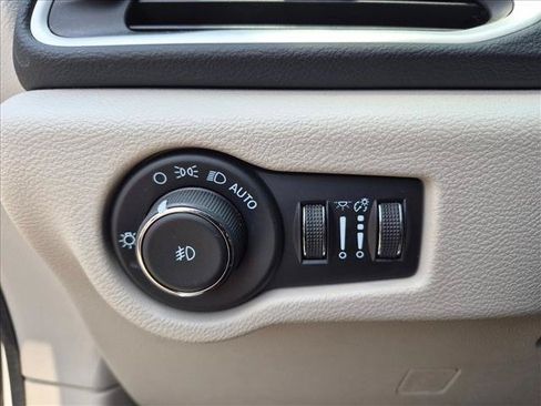 Used 2024 Chrysler Pacifica Touring-L FWD image 16