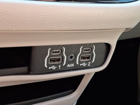 Used 2023 Chrysler Pacifica Touring-L FWD image 27