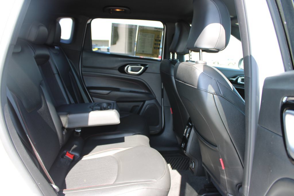 Used 2025 Jeep Compass Trailhawk AWD/4WD image 30
