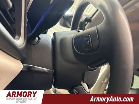 Used 2023 Chrysler Pacifica Touring-L image 11