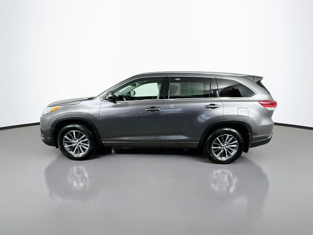 Used 2017 Toyota Highlander XLE w/ Carpet Mat Package AWD/4WD image 5