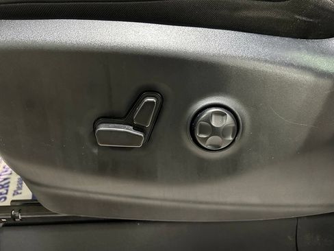 Used 2024 Chrysler Pacifica Touring-L FWD image 19