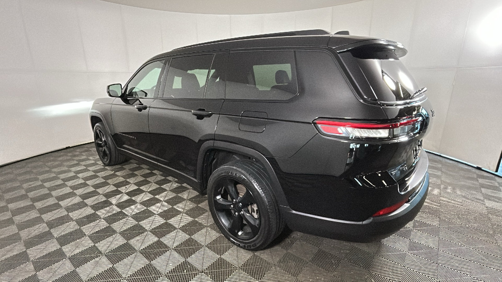 Used 2023 Jeep Grand Cherokee L Laredo AWD/4WD image 5