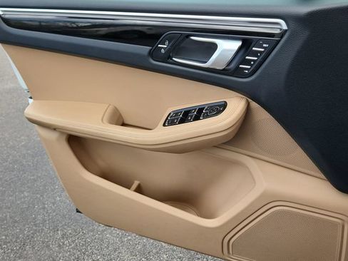 Used 2023 Porsche Macan AWD/4WD image 7