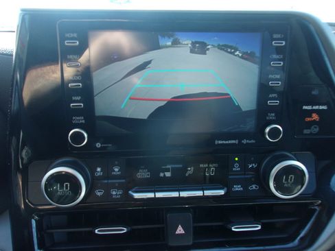 Used 2020 Toyota Highlander LE AWD/4WD image 19