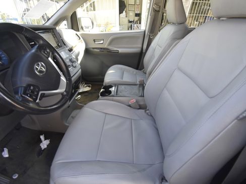 Used 2018 Toyota Sienna XLE w/ XLE Navigation Package FWD image 10