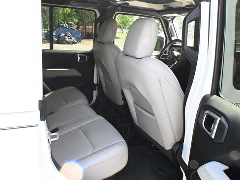 Used 2023 Jeep Gladiator Overland AWD/4WD image 10