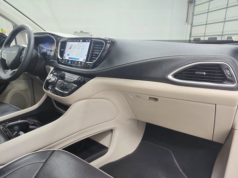 Used 2023 Chrysler Pacifica Limited FWD image 47