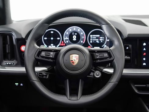 Used 2024 Porsche Cayenne image 11
