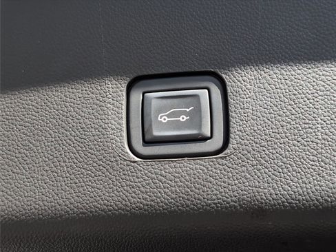 Used 2023 Chevrolet Traverse Premier image 31