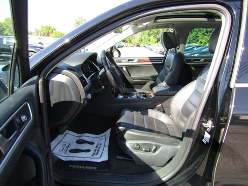 Used 2014 Volkswagen Touareg VR6 image 15