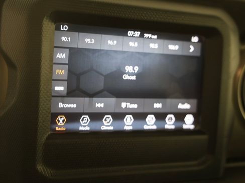 Used 2020 Jeep Gladiator Sport w/ Quick Order Package 24S image 16