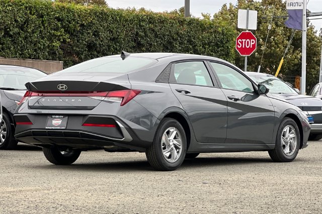 New 2026 Hyundai Elantra SE FWD image 6