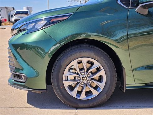 New 2026 Toyota Sienna XLE image 5