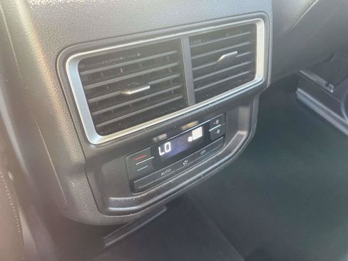 Used 2025 Volkswagen Atlas SE FWD image 13