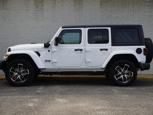 Used 2024 Jeep Wrangler Unlimited AWD/4WD image 4