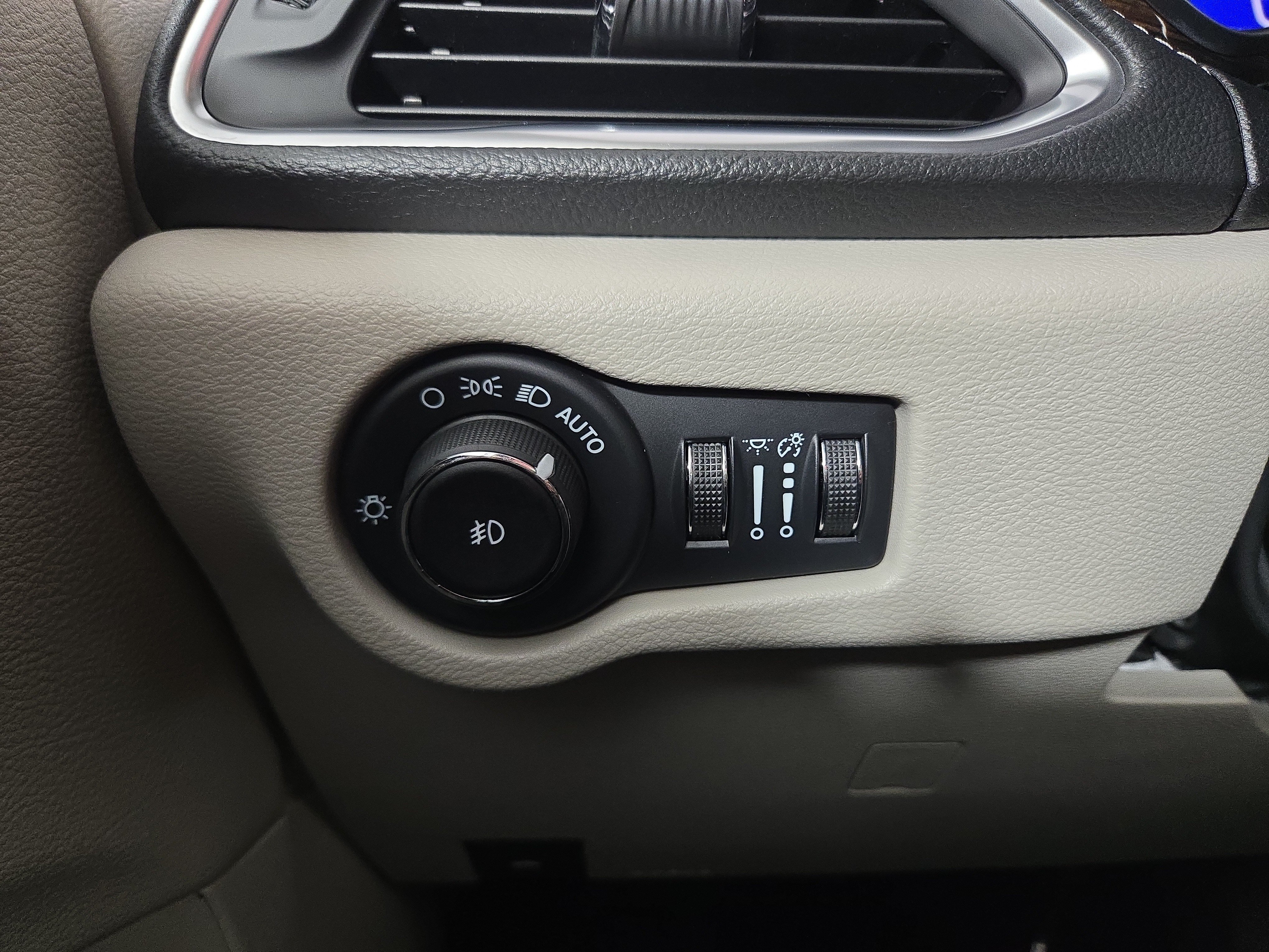 Used 2024 Chrysler Pacifica Limited FWD image 31