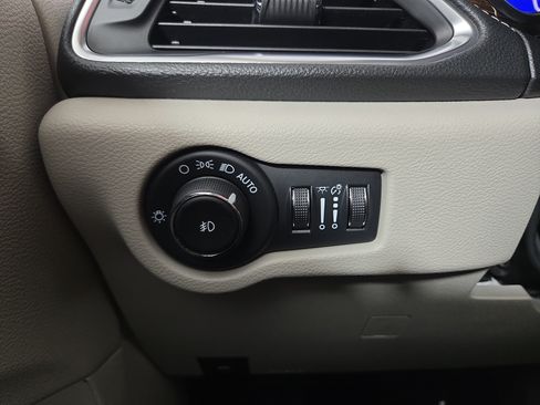 Used 2024 Chrysler Pacifica Limited FWD image 31