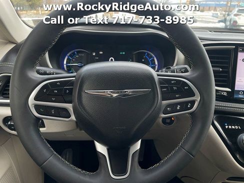 Used 2022 Chrysler Pacifica Touring-L image 10