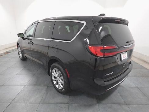 New 2026 Chrysler Pacifica Select image 3