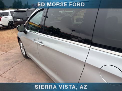 Used 2024 Chrysler Pacifica Touring-L FWD image 17
