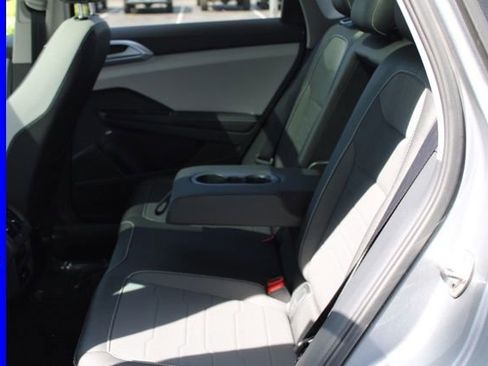 Used 2025 Volkswagen Taos SE w/ Panoramic Sunroof Package FWD image 22