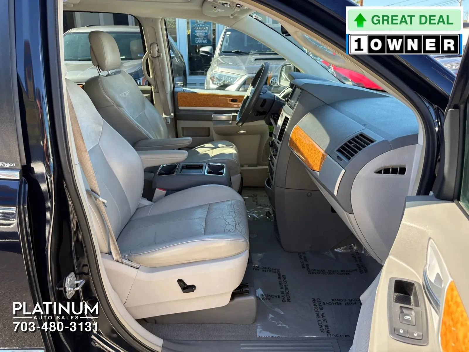 Used 2010 Chrysler Town & Country Limited w/ Entertainment Group #3 FWD image 13
