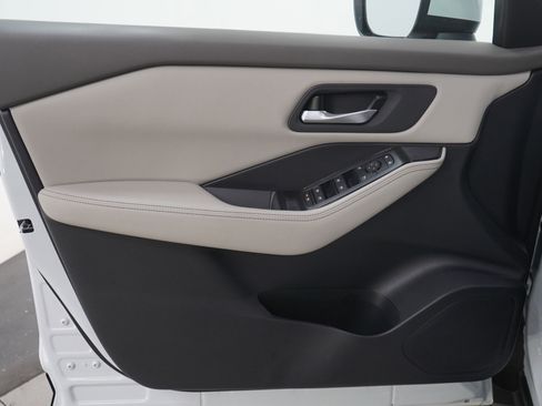 Used 2024 Nissan Rogue SV image 22