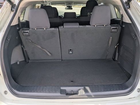 Used 2021 Toyota Highlander LE image 11