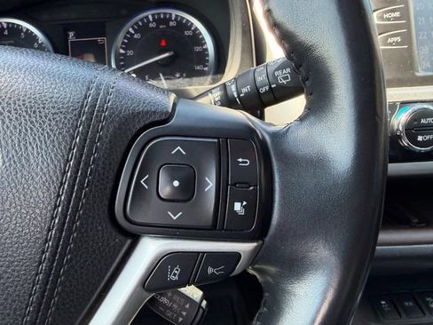 Used 2018 Toyota Highlander XLE AWD/4WD image 17