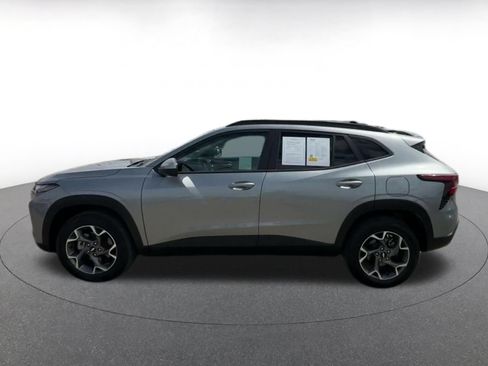 Used 2025 Chevrolet Trax LT FWD image 7