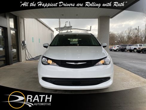 Used 2022 Chrysler Voyager LX image 3