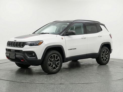 Used 2025 Jeep Compass Trailhawk image 3
