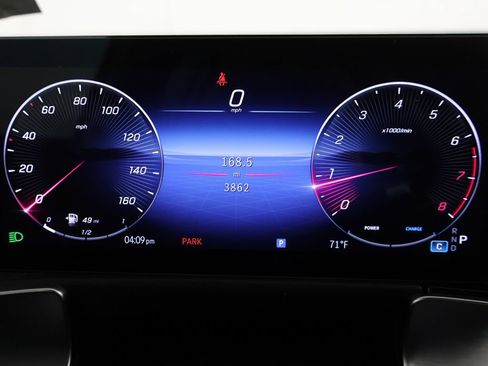 Used 2025 Mercedes-Benz GLB 250 4MATIC image 39