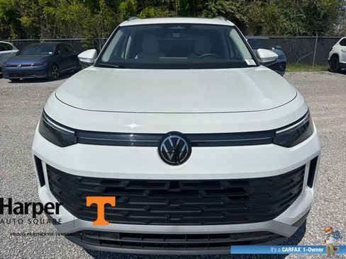 Used 2025 Volkswagen Tiguan SE w/ Panoramic Sunroof Package image 8